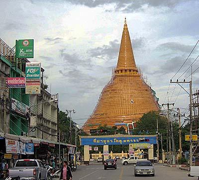 'Phra Pathom Chedi' by Asienreisender